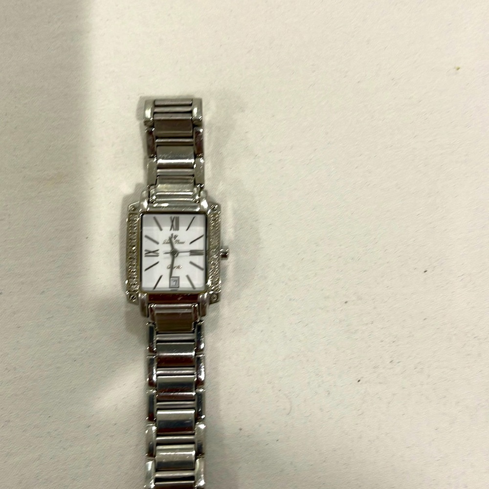 Woman watch in great condition. Silver (stainless steel)